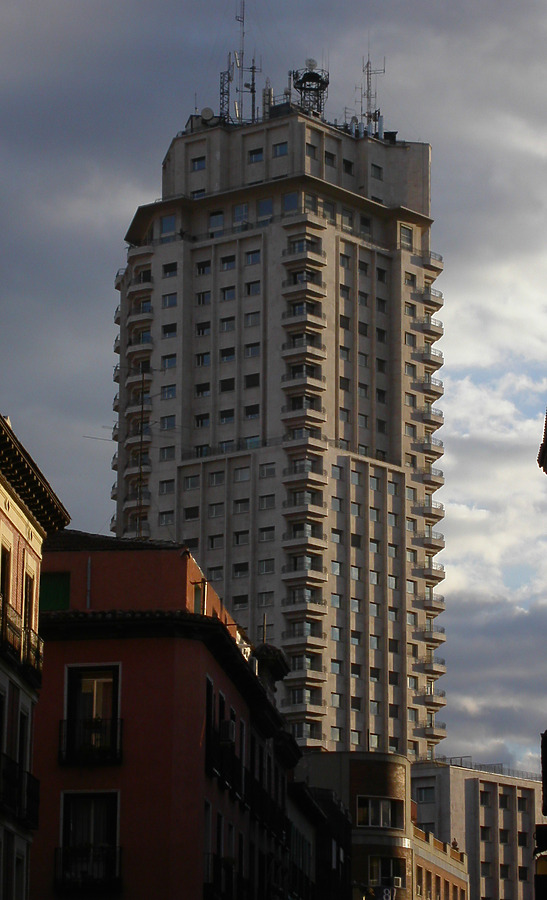 Torre de Madrid by Cesar Serrano