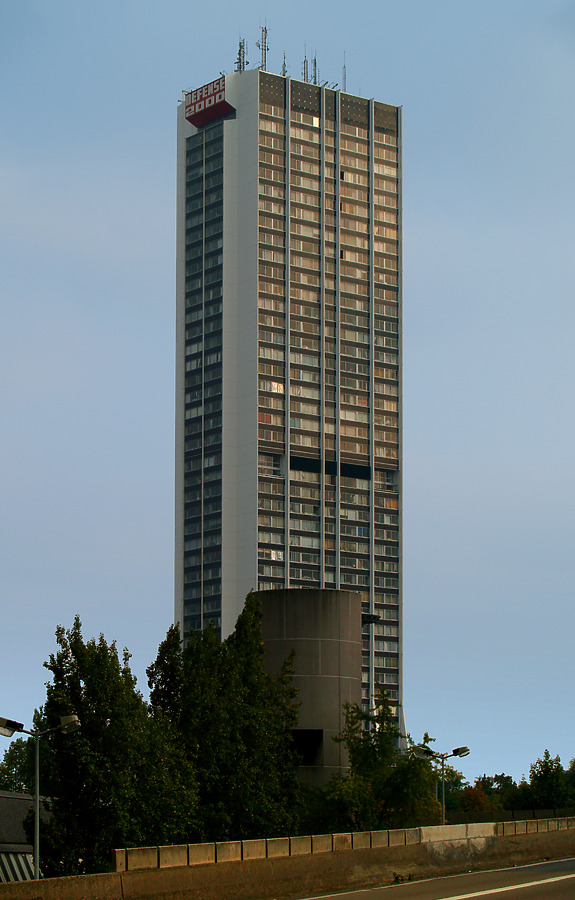 Défense 2000 by Cesar Serrano