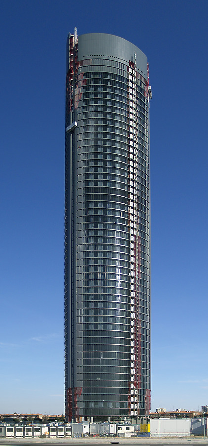 Torre Sacyr Vallehermoso by Cesar Serrano