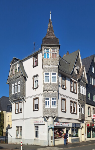 Bahnhofstraße 8