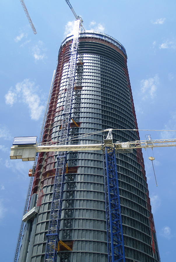 Torre Sacyr Vallehermoso by Cesar Serrano