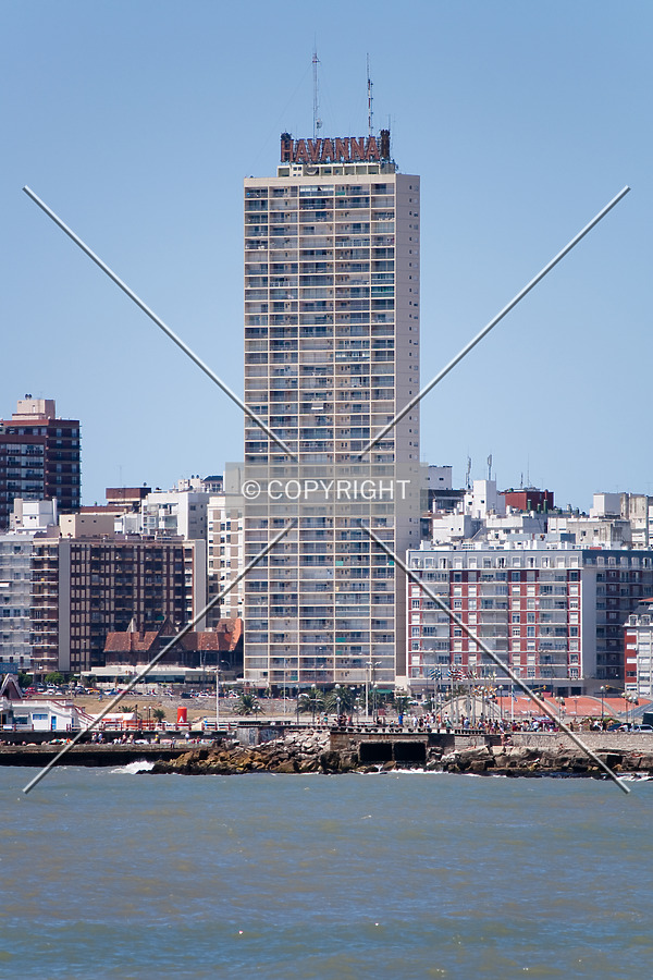 Edificio Demetrio Eliades by Maximiliano Buono