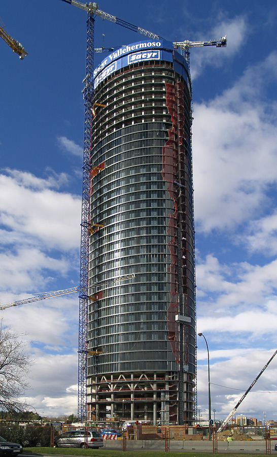 Torre Sacyr Vallehermoso by Cesar Serrano