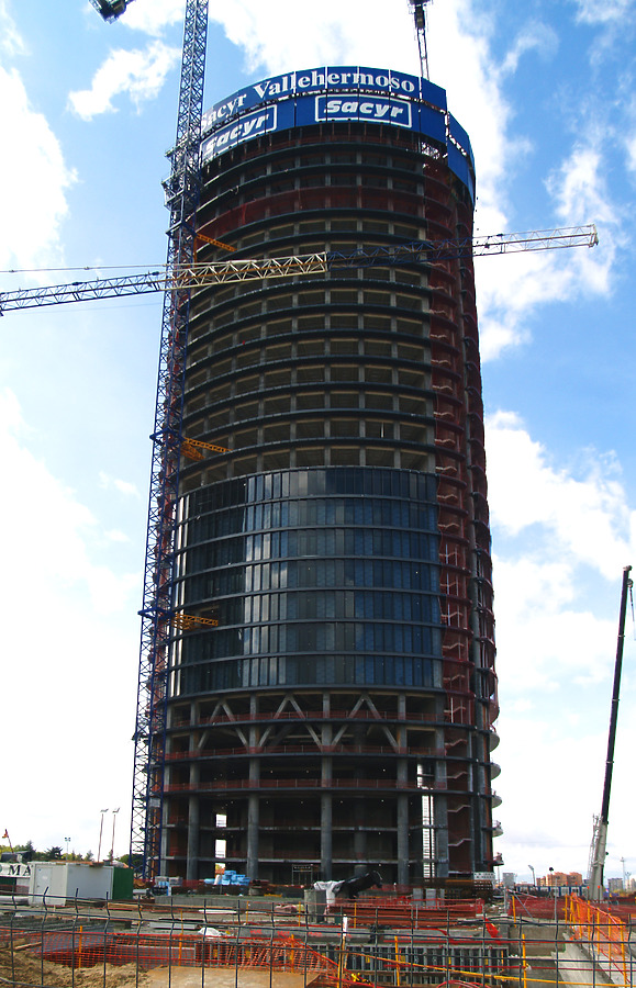 Torre Sacyr Vallehermoso by Cesar Serrano