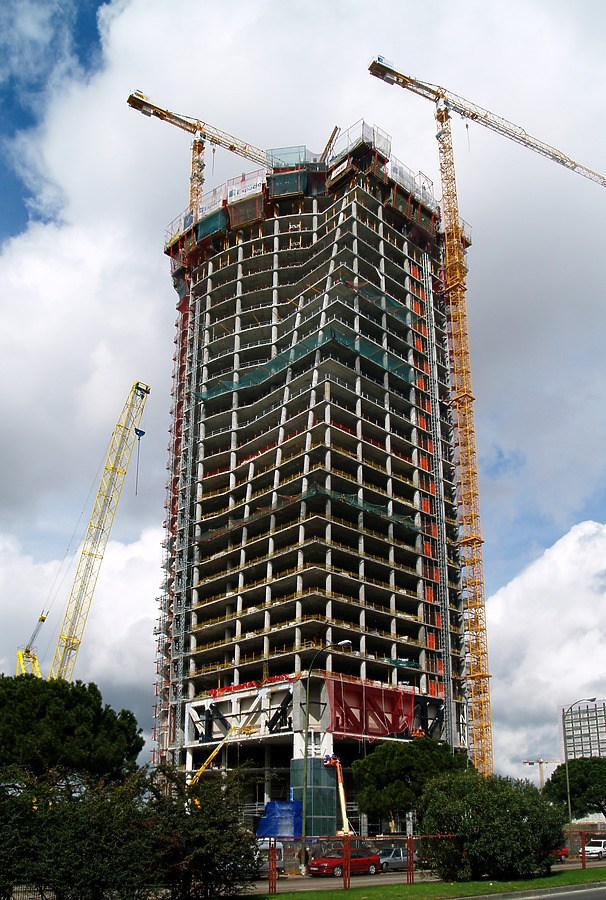Torre Espacio by Cesar Serrano