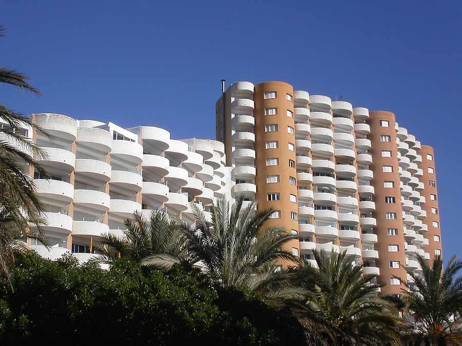 Edificio Coronada by Cesar Serrano
