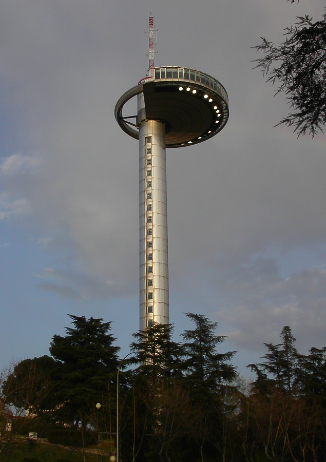 El Faro de Moncloa by Cesar Serrano