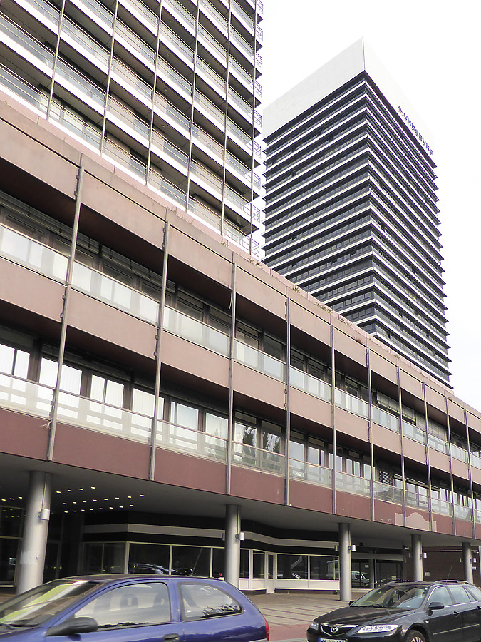Mundsburg Office Tower by Der Hamburger
