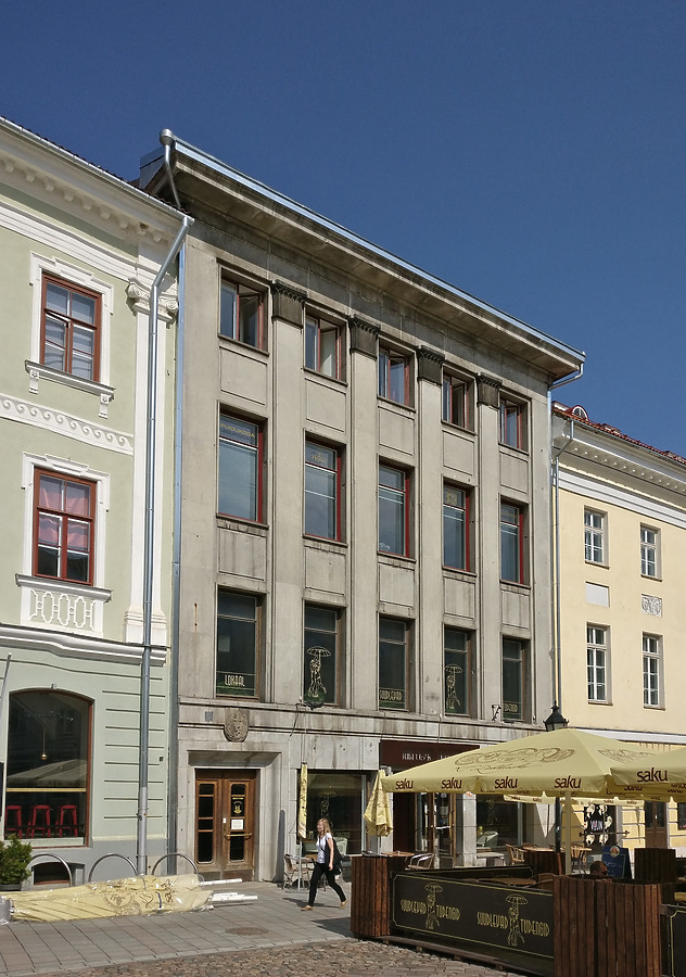Raekoja plats 10 by Huopa