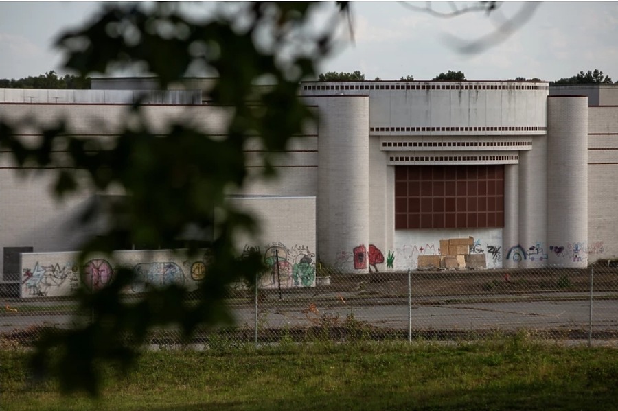 Jamestown Mall by Tristen Rouse / St. Louis Public Radio