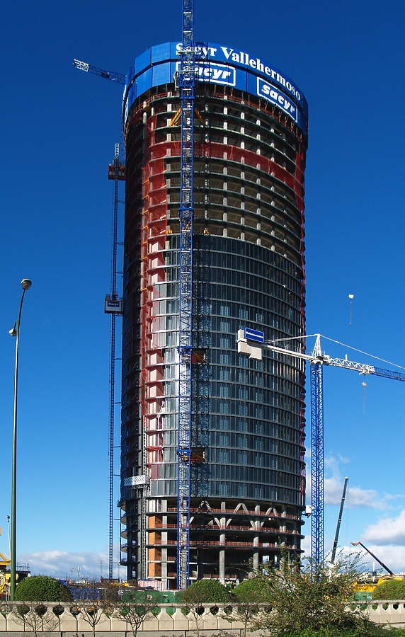 Torre Sacyr Vallehermoso by Cesar Serrano