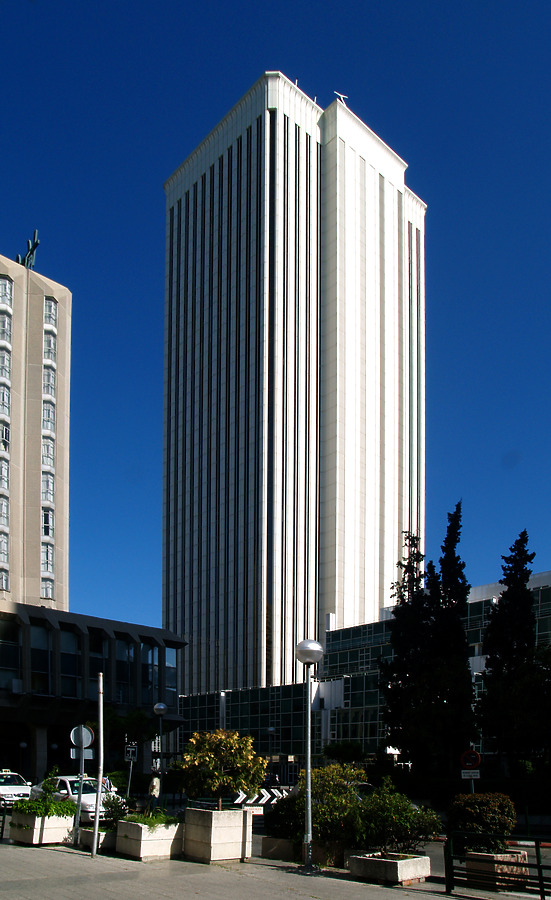 Torre Picasso by Cesar Serrano