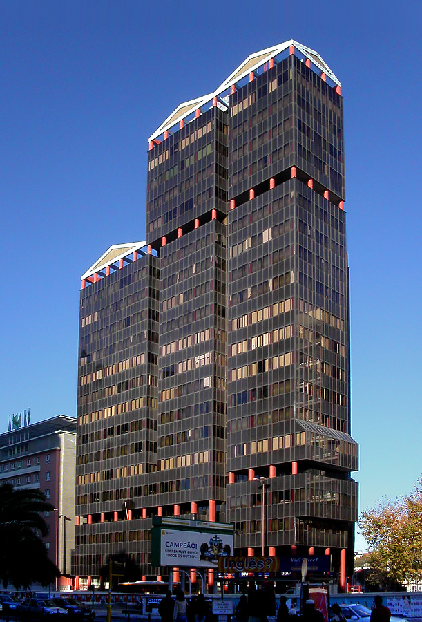 Edificio Satélite by Cesar Serrano