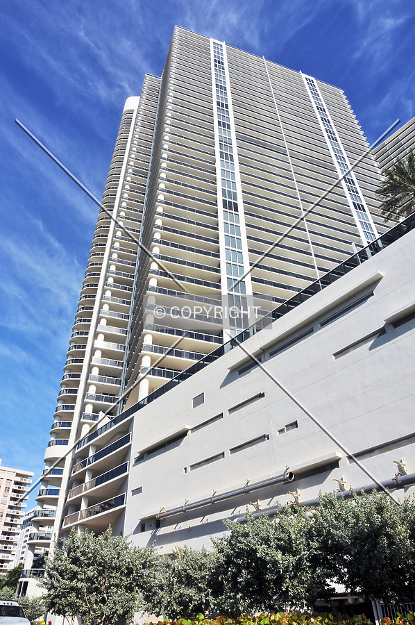 The Beach Club Tower 1 by Jorge Molina