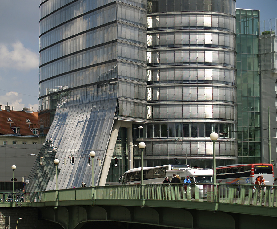 Uniqa Tower by Cesar Serrano