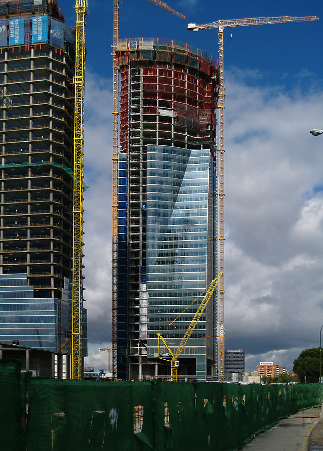 Torre Espacio by Cesar Serrano