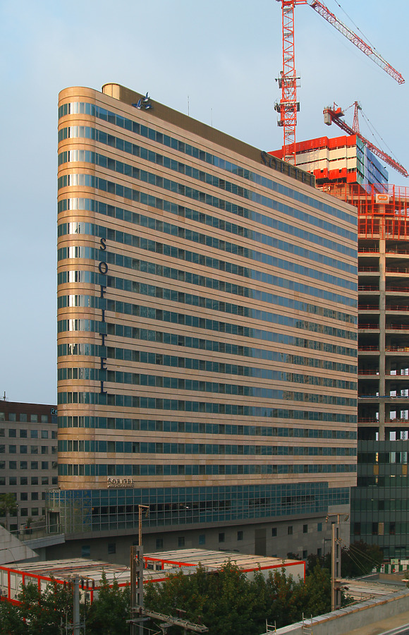 Hôtel Pullman Paris La Défense by Cesar Serrano