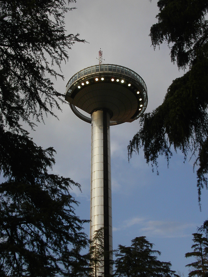 El Faro de Moncloa by Cesar Serrano