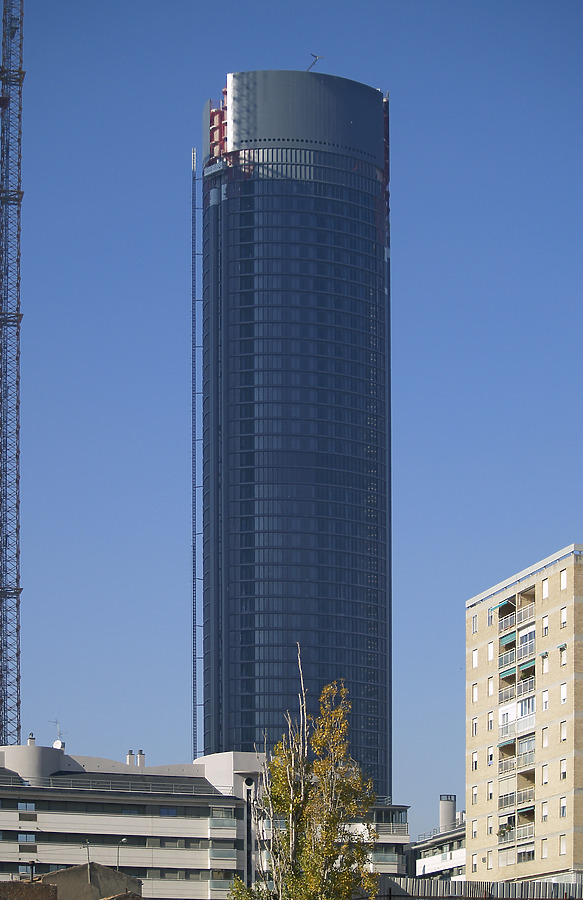 Torre Sacyr Vallehermoso by Cesar Serrano