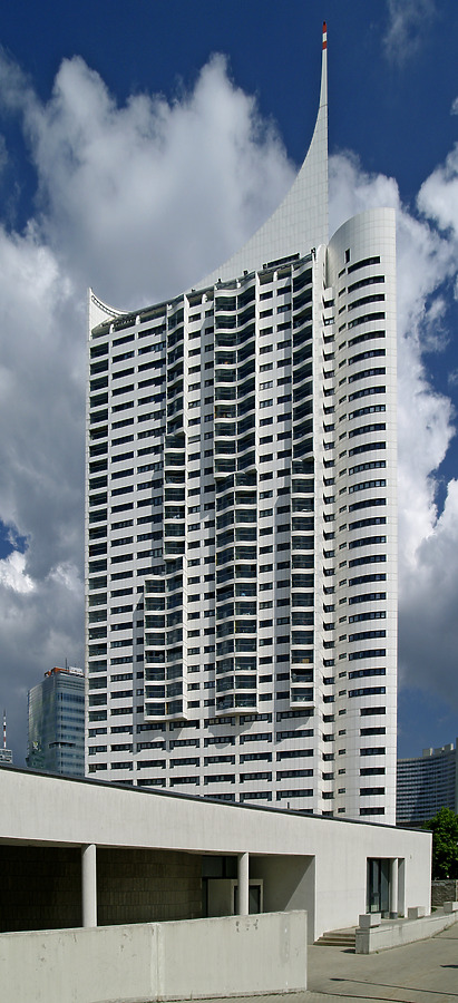 Hochhaus Neue Donau by Cesar Serrano