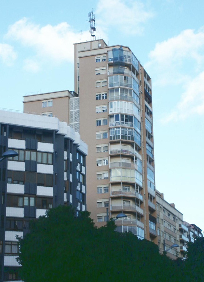 Edificio Azor by Huopa