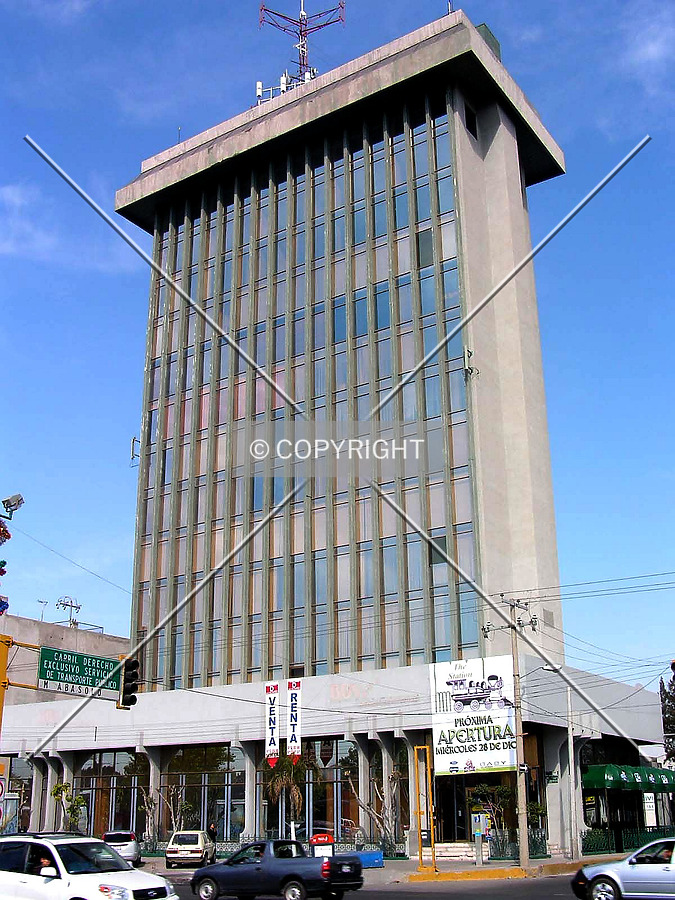 Condominio La Torre by Luis Ibáñez