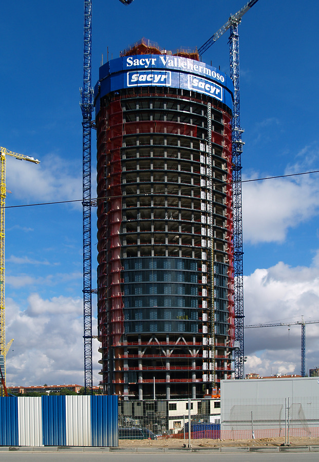 Torre Sacyr Vallehermoso by Cesar Serrano