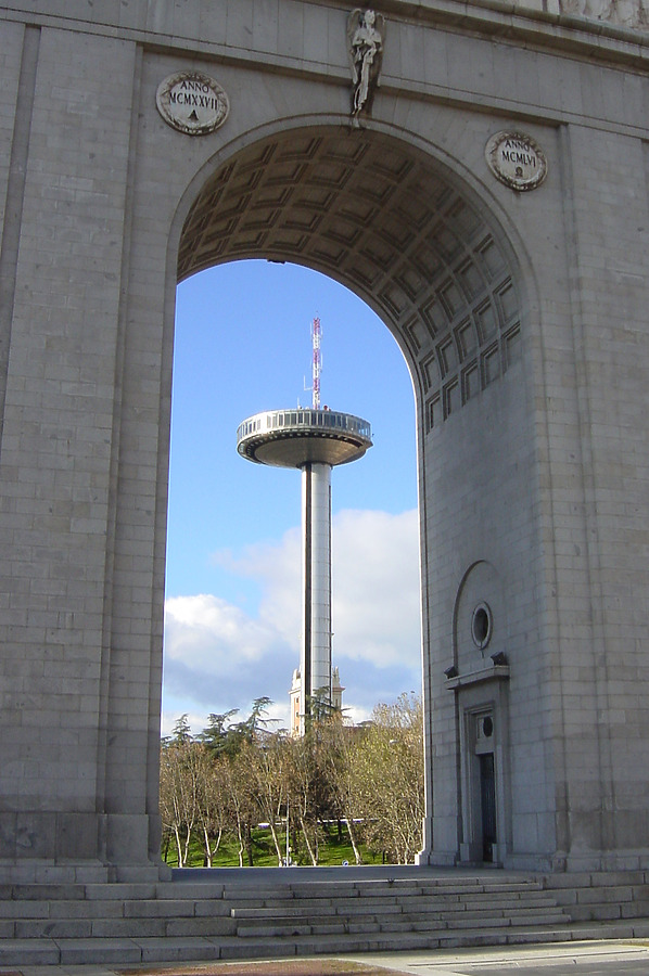 El Faro de Moncloa by Cesar Serrano