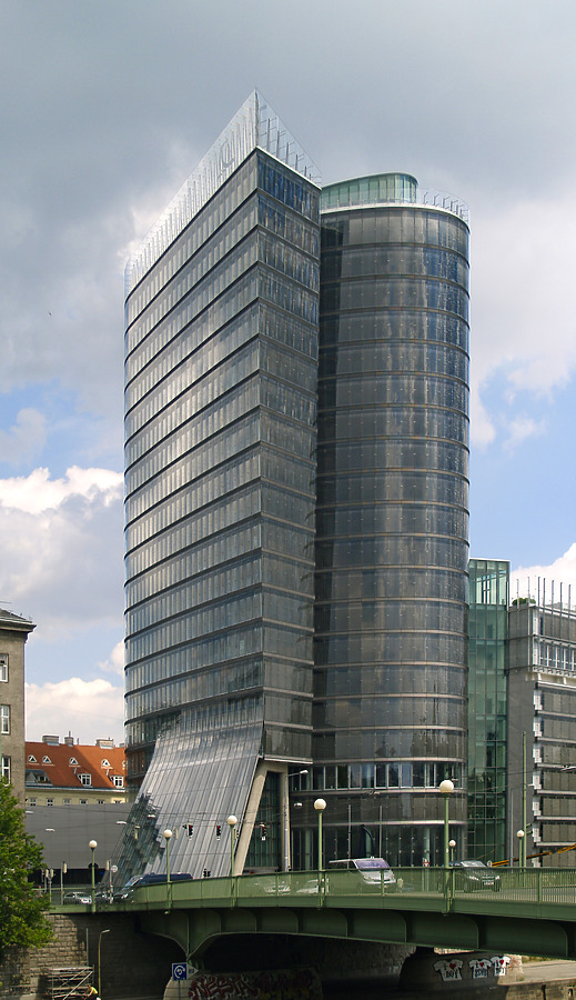 Uniqa Tower by Cesar Serrano