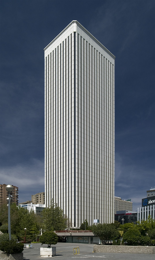 Torre Picasso by Cesar Serrano