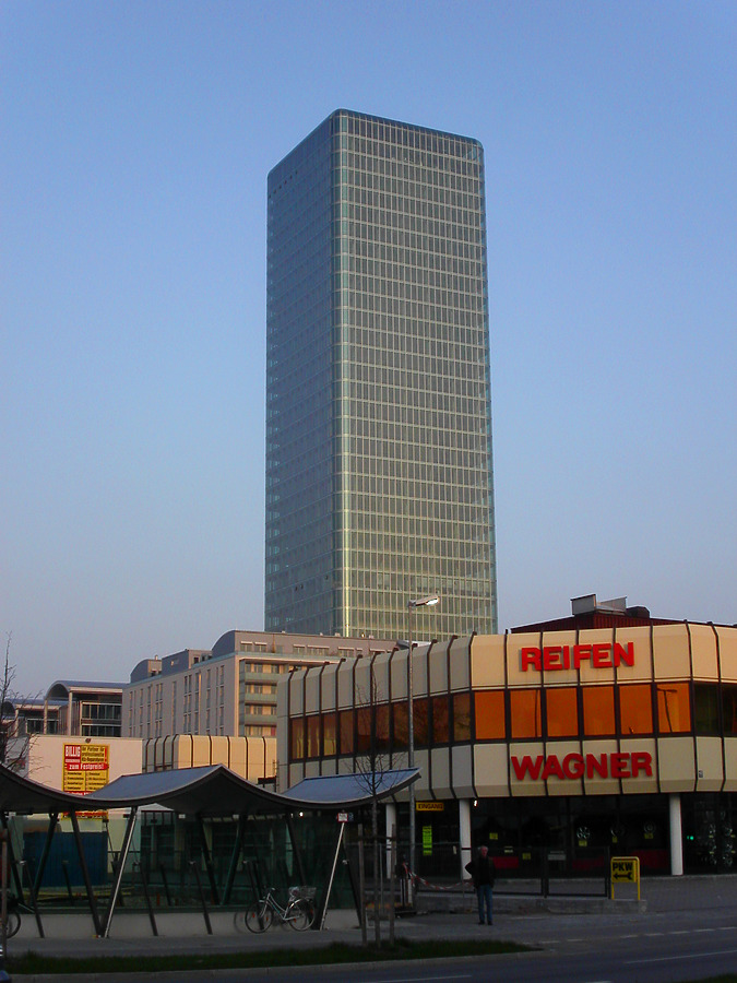 Hochhaus Uptown München by Cesar Serrano