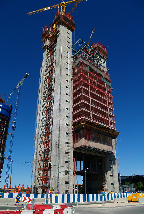 Torre Caja Madrid by Cesar Serrano