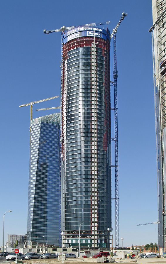 Torre Sacyr Vallehermoso by Cesar Serrano