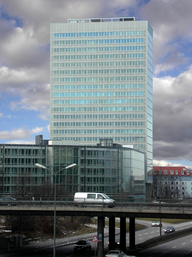 Bürogebäude am Münchner Tor by Cesar Serrano
