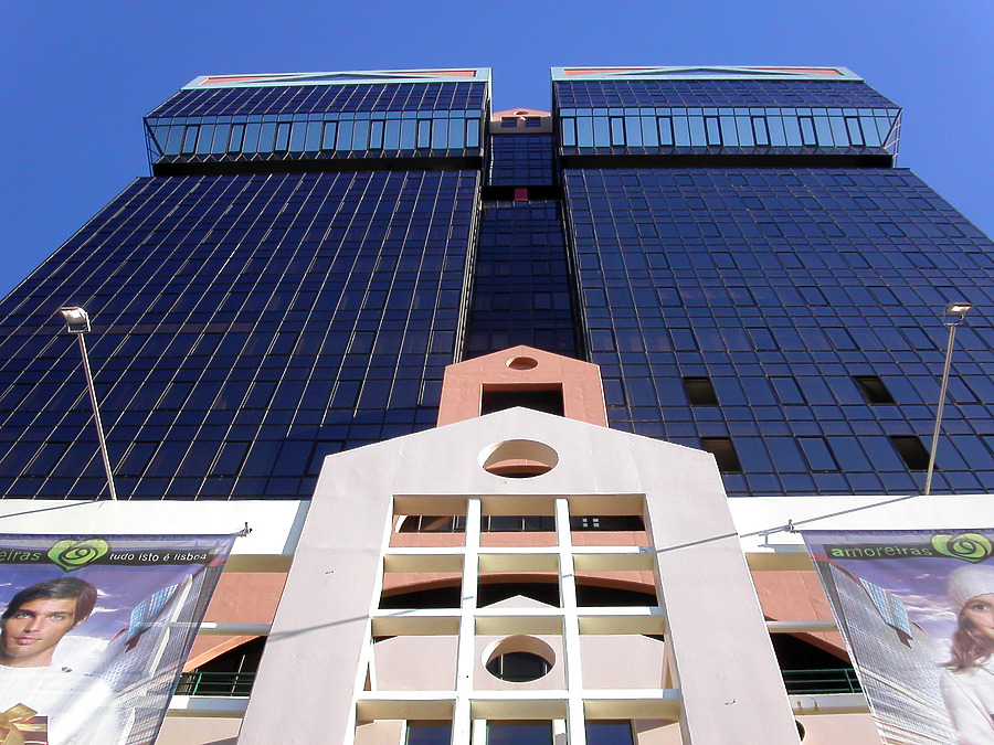 Torre Amoreiras III by Cesar Serrano