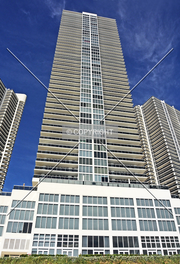 The Beach Club Tower 2 by Jorge Molina