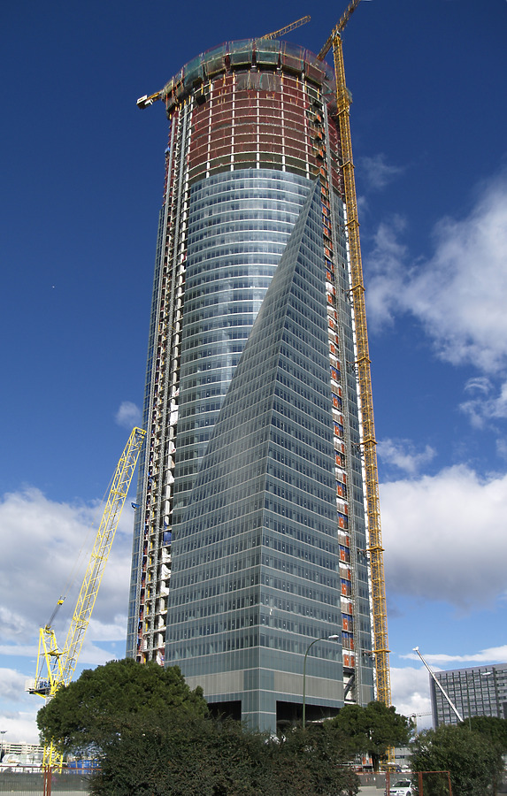 Torre Espacio by Cesar Serrano