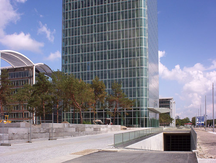 Hochhaus Uptown München by Pavel Toczynski