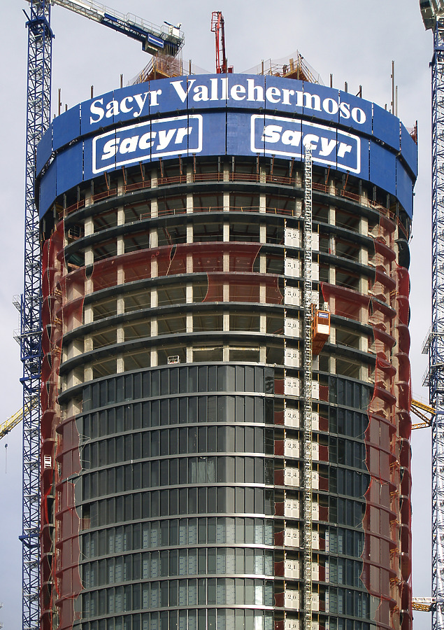 Torre Sacyr Vallehermoso by Cesar Serrano