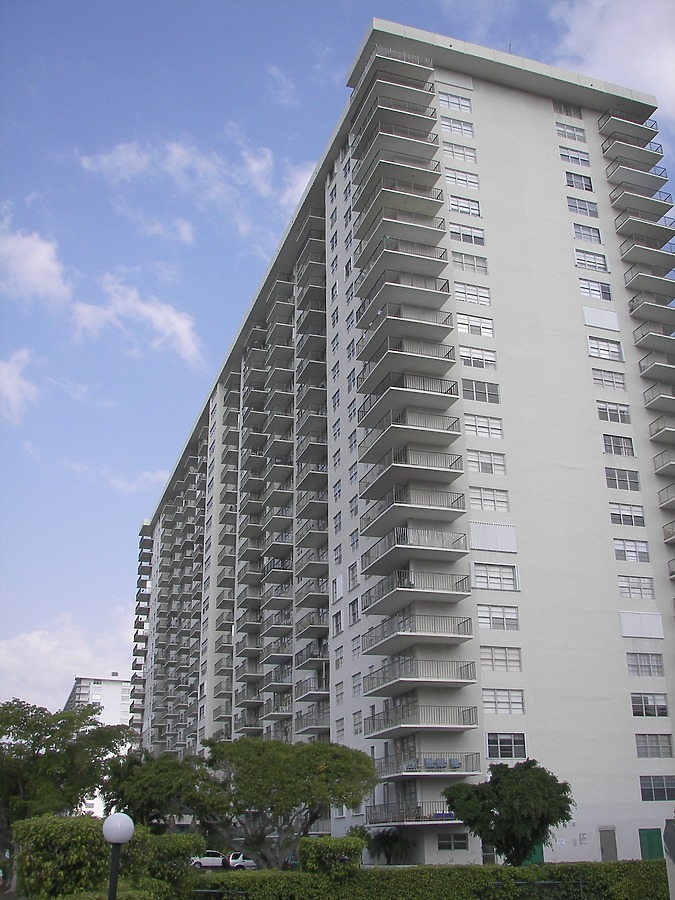 Winston Towers 200 by Rodney Gunn