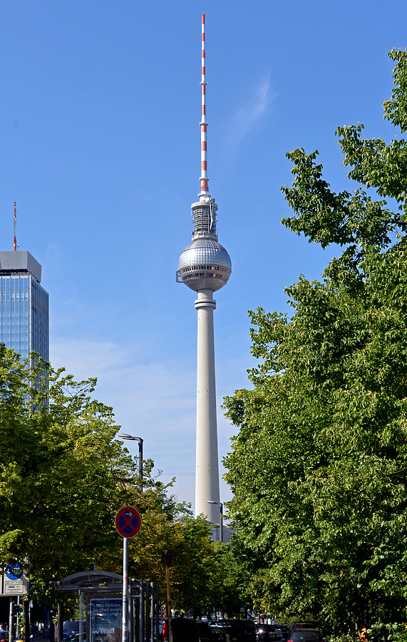 Berliner Fernsehturm by John W. Cahill