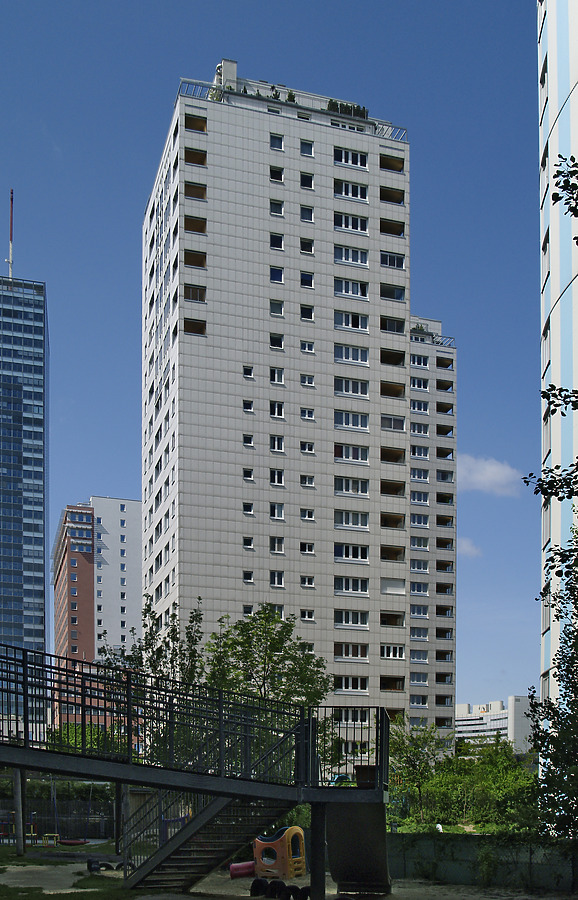 Kratochwjlestraße 8/6 by Cesar Serrano