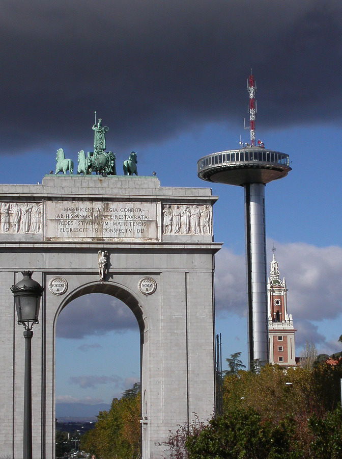 El Faro de Moncloa by Cesar Serrano