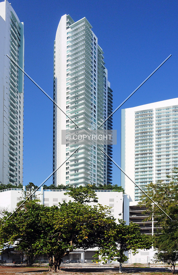 Quantum on the Bay South Tower by Jorge Molina