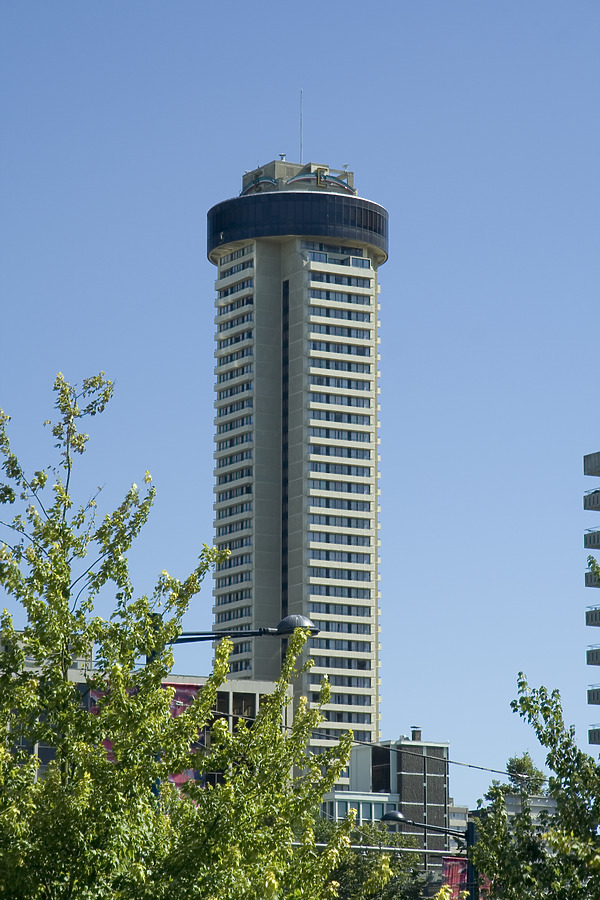 Empire Landmark Hotel by Pavel Toczynski