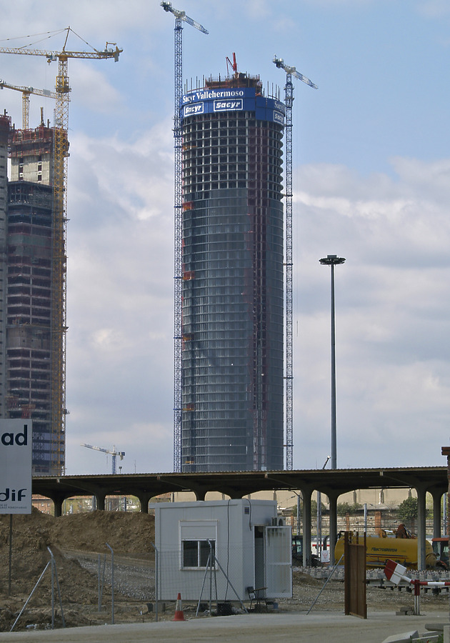 Torre Sacyr Vallehermoso by Cesar Serrano