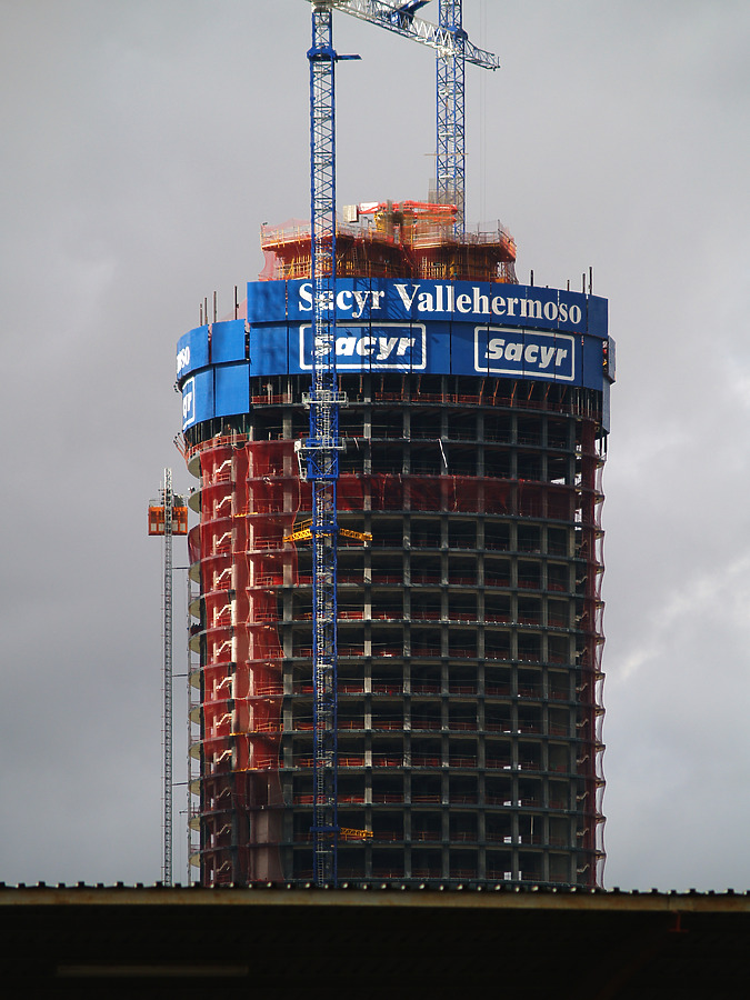 Torre Sacyr Vallehermoso by Cesar Serrano