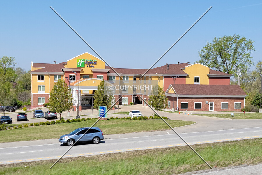 Holiday Inn Express & Suites Kansas City Sport Complex Area