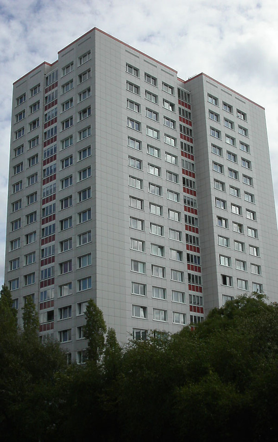 Landsberger Allee 180 by Cesar Serrano