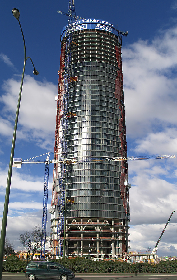 Torre Sacyr Vallehermoso by Cesar Serrano
